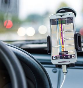 車の中で携帯電話 284x300 - 2019年夏よりGoogle Assistantにドライビングモードが登場